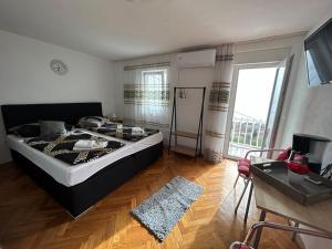 Ένα ή περισσότερα κρεβάτια σε δωμάτιο στο Apartmani Dramalj +106 φωτογραφίες