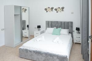 Postel nebo postele na pokoji v ubytování Pranvera's Apartments