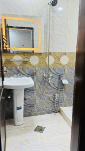 La salle de bains est pourvue d'un lavabo et d'une douche. dans l'établissement Rahat Arcade, à Islamabad