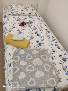 Bett mit blauer und weißer Bettwäsche und Kissen in der Unterkunft Romantic house posto auto aria condizionata in Bologna