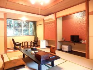 sala de estar con mesa y sillas en Tenryuso, en Ōtaki