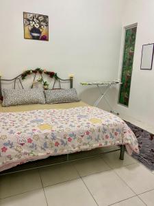 Katil atau katil-katil dalam bilik di SYA HONEY HOMESTAY with NETFLIX