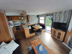 een woonkamer en keuken van een caravan bij Meer-Brise in Burgh Haamstede