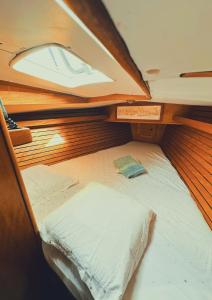 a small bed in the back of a boat at Nuits exceptionnelles à quai à bord d'un Voilier au pied de l'Esterel in Saint-Raphaël