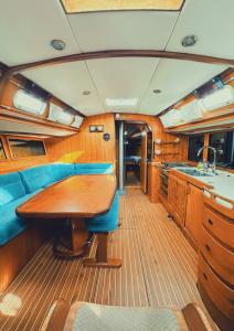 una mesa de madera en el centro de un barco en Nuits exceptionnelles à quai à bord d'un Voilier au pied de l'Esterel en Saint-Raphaël