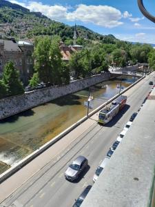 una vista aérea de una carretera con coches y un autobús en Intensa Emozione Sarajevo, en Sarajevo
