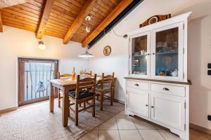 uma cozinha com uma mesa e uma sala de jantar em Appartamento piccionaia sul lago em Gargnano