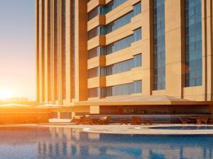 בריכת השחייה שנמצאת ב-Millennium Hotel & Convention Centre Kuwait או באזור