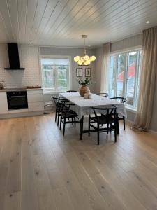 eine Küche und ein Esszimmer mit einem Tisch und Stühlen in der Unterkunft Hytteperle in Risør