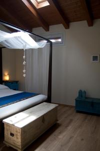um quarto com uma cama e piso em madeira em B&Be Happy em Civo