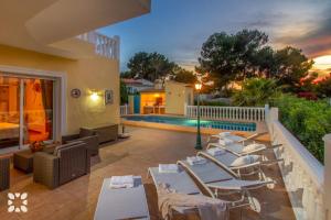 Balkón nebo terasa v ubytování Villa Celeste by Abahana Villas
