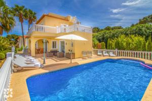 Bazén v ubytování Villa Celeste by Abahana Villas nebo v jeho okolí