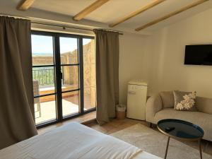 um quarto com uma cama, um sofá e uma janela em Posada del Marqués - bed & breakfast em Esporles