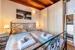 um quarto com uma cama com duas toalhas em Appartamento Buon Riposo em Gargnano