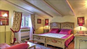 een slaapkamer met een groot bed met roze kussens bij Pozzo Antico in Morlupo