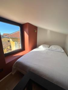 1 dormitorio con cama y ventana grande en Vue magnifique, en Niza