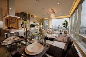 Restaurant o iba pang lugar na makakainan sa Elegant 2-Bedroom Luxury Duplex on the 32nd floor of 185 Rajadamri