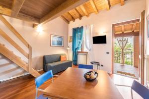een woonkamer met een tafel en een bank bij Residence La Piopa in Polpenazze del Garda