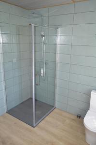 a glass shower in a bathroom with a toilet at Ô2J in Fresse