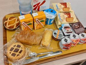 una bandeja con pan y otros alimentos en una mesa en Turin Comfort Home en Turín