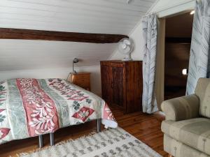 um quarto com uma cama e um sofá em Dream Cottage in Center - AinaBnb - Residence Kappsäcken em Vaasa