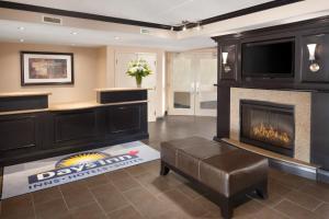 sala de estar con chimenea y TV en Days Inn by Wyndham Brantford, en Brantford