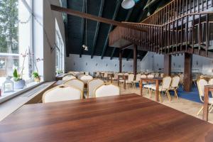 une salle à manger avec une grande table et des chaises dans l'établissement Hotel RYSY, à Tatranska Strba