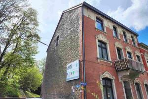 シュトルベルクにあるVoll-Ausgestattete Monteurunterkünfteの側面に看板があるレンガ造りの建物