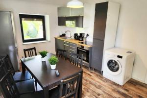 シュトルベルクにあるVoll-Ausgestattete Monteurunterkünfteのキッチン、ダイニングルーム(テーブル、洗濯機付)
