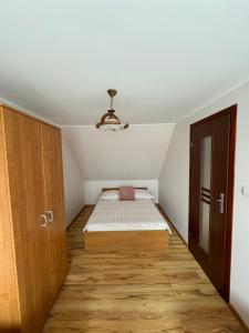 um quarto com uma cama e um tecto em Górski Przystanek em Mizerna