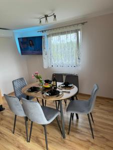 uma sala de jantar com mesa e cadeiras em Górski Przystanek em Mizerna