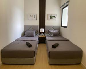 een slaapkamer met 2 bedden in een kamer bij Continew Residensi 2bedroom for 5pax with TRX View in Kuala Lumpur