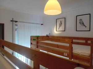 una chiesa con una panca in legno in una stanza di Paz & Amor Guest House - Peace & Love a Nazaré