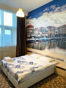 Bett in einem Schlafzimmer mit Wandgemälde in der Unterkunft Elysian hotel in Astana