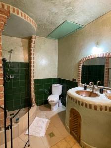 bagno con lavandino e servizi igienici di Riad La Calèche & SPA a Marrakech