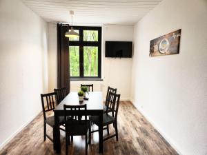 シュトルベルクにあるVoll-Ausgestattete Monteurunterkünfteのテーブルと椅子と窓のあるダイニングルーム