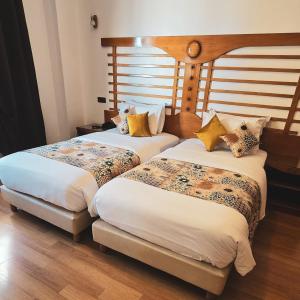 A bed or beds in a room at Hôtel Rembrandt