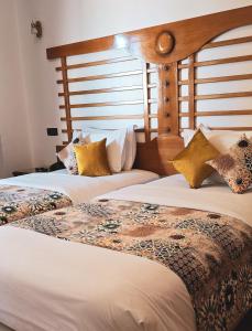 duas camas num quarto de hotel com duas terços de sessões em Hôtel Rembrandt em Tânger