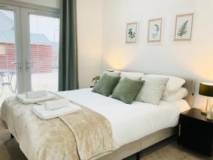 1 dormitorio con 1 cama blanca grande y ventana en Harling House en Prestwick