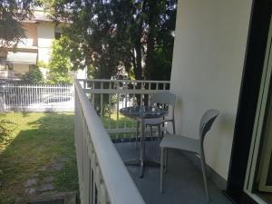 una mesa y sillas en el balcón de una casa en Residenza Villa Cristalli, en Piacenza