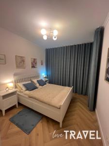 sypialnia z dużym łóżkiem w pokoju w obiekcie Love Travel - Targowa 4 w mieście Ełk +26 zdjęć