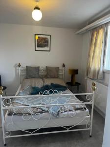1 dormitorio con 1 cama blanca en una habitación en Rosenlund Gods - kælder B&B en Sakskøbing