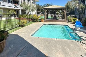 una piscina en un patio con cenador en Country Inn & Suites by Radisson, Monterey Beachfront-Marina, CA, en Marina