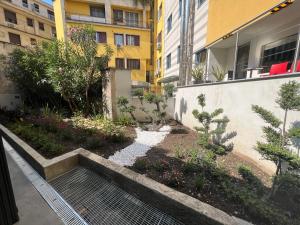 a garden in the middle of a building at Hotel Bolzano in Milan
