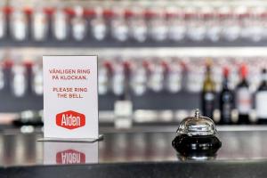 una bottiglia di vino su una mensola in un negozio di Aiden by Best Western Skavsta Airport a Nyköping