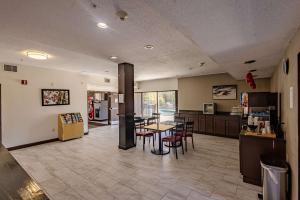 Westwood的住宿－High Point Inn & Suites，配有桌椅和厨房的房间