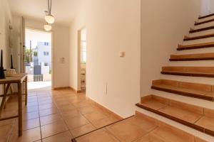 un couloir avec un escalier dans une maison dans l'établissement Villa Mimosas, à Altea