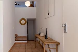 Cette chambre dispose d'une table en bois et d'une porte. dans l'établissement Villa Mimosas, à Altea