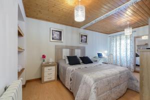 Ένα ή περισσότερα κρεβάτια σε δωμάτιο στο A Casa do Ferreiro +70 φωτογραφίες