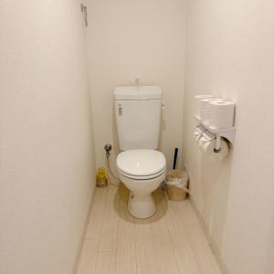 - une salle de bains avec des toilettes blanches dans une cabine dans l'établissement 難波民泊501, à Osaka